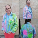 chamarra customizada con corazones e insectos bordados